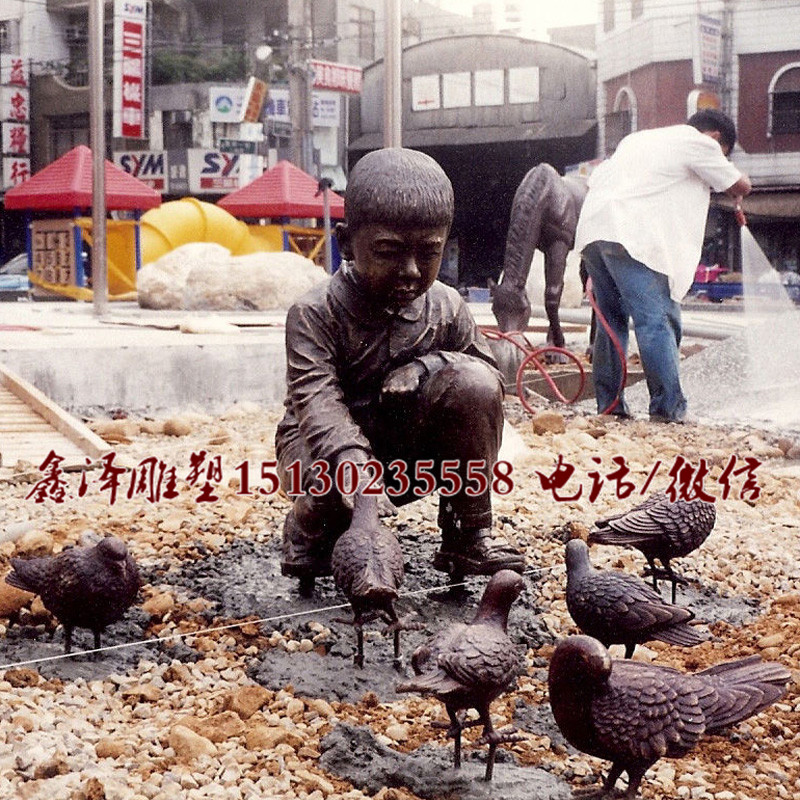 仿銅人物雕塑街道小孩捉小雞雕塑擺件廣場景觀雕塑擺件曲陽雕塑